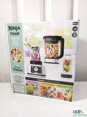une boîte contenant un mixeur, posée sur une table