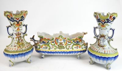 trois vases et un bol posés sur une table