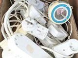 une boîte en carton remplie d'appareils électroniques et de câbles