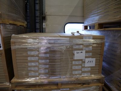 une pile de cartons posée sur une palette dans un entrepôt