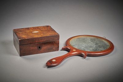 une boîte en bois sur laquelle est fixé un miroir