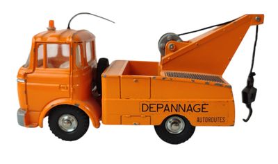 un petit camion orange muni d'une grue