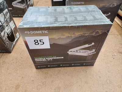 une boîte posée par terre dans le magasin