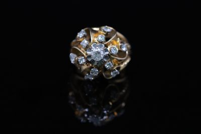 Bague "Dôme" en or jaune 18K (750/oo) à décor ajouré de volu…