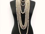 un gros plan sur un mannequin portant un collier orné de perles