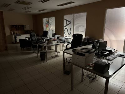Ameublement comprenant: 5 bureaux piètement en inox et plate…