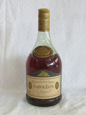 une bouteille de vin posée sur une table