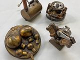 Plusieurs types d'objets métalliques sont exposés sur une surface blanche