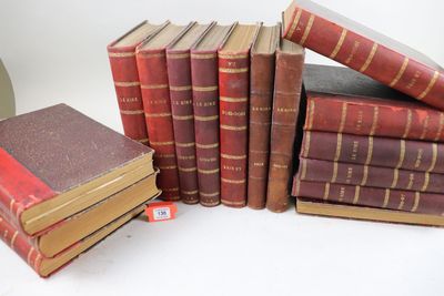 plusieurs vieux livres sont empilés sur une table