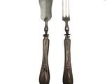 une paire de fourchettes et un couteau anciens en argent, sur fond blanc