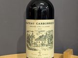 une bouteille de vin rouge posée sur une table en bois