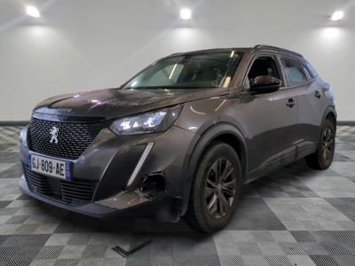 vue de face d'un SUV gris garé sur un sol en damier