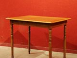 une photo d'une table en bois devant un mur rouge