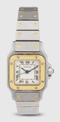 une photo d'une montre Cartier pour femme avec un bracelet bicolore en acier