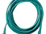 un gros plan d'un câble de raccordement Cat6e vert sur fond blanc