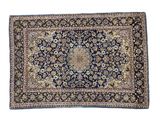un tapis oriental orné d'un motif en médaillon sur fond bleu