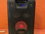 une enceinte posée sur une table