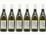 quatre bouteilles de vin sont alignées sur une surface blanche
