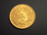 une image représentant une pièce d'or posée sur une surface noire