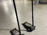 deux crics posés par terre dans un gymnase