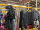 de nombreux vêtements de toutes sortes suspendus à un portant