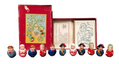 sept figurines alignées à côté d'une boîte rouge