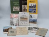 plusieurs livres sont posés sur une table recouverte d'une nappe blanche