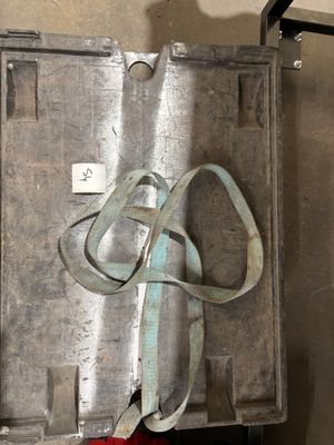 une boîte métallique à laquelle est fixé un harnais