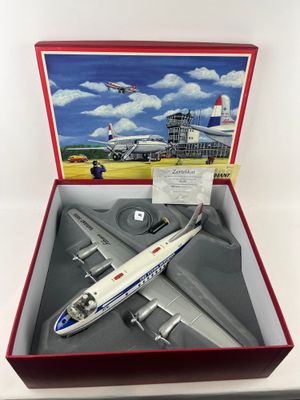 une image représentant une maquette d'avion dans une boîte
