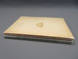 un livre ouvert posé sur une table, sur une surface grise