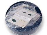 un plateau en plastique contenant un tas de cartes