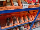 de nombreuses boîtes contenant des articles variés sur les étagères