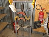 une borne d'incendie et une échelle dans un garage