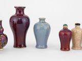 cinq vases de couleurs différentes placés les uns à côté des autres