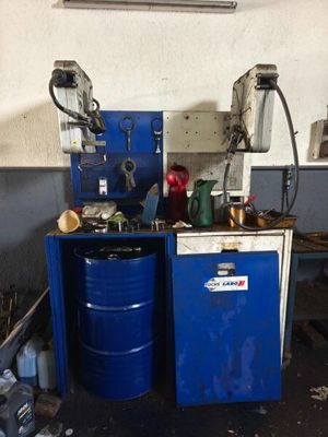 une armoire bleue et une cuisinière bleue dans une pièce