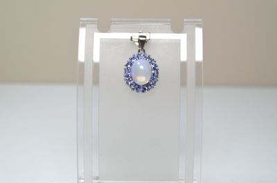 pendentif en cristal orné de cristaux bleus et blancs, présenté dans un écrin transparent