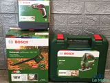 Deux outils Bosch sont posés l'un à côté de l'autre sur une table