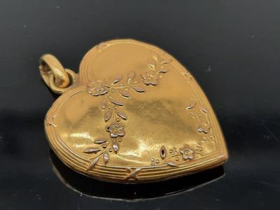 une image représentant un cadenas doré en forme de cœur sur un fond noir