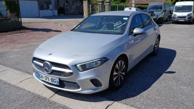 La Mercedes CLA est garée sur le bord de la route