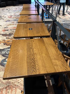 des tables et des chaises alignées en rang dans un restaurant
