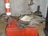 une machine rouge qui se trouve dans une pièce
