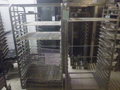 de nombreux plateaux de nourriture posés sur une étagère