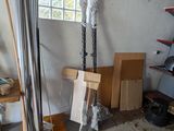 une pièce où il y a beaucoup de cartons et d'autres objets