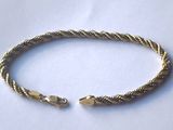 gros plan d'un bracelet sur une surface blanche