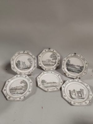 six assiettes sur lesquelles figurent l'image d'un château et un château