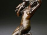 une image représentant une statue en bronze d'une femme avec un oiseau sur l'épaule