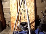 un tas d'outils posé sur un tapis bleu dans une pièce