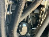 un gros plan sur le moteur d'une moto