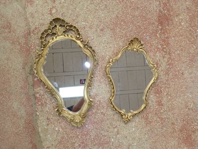 deux miroirs accrochés au mur l'un à côté de l'autre