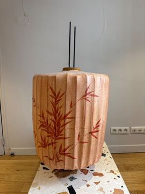 une lampe en bois posée sur une feuille de papier